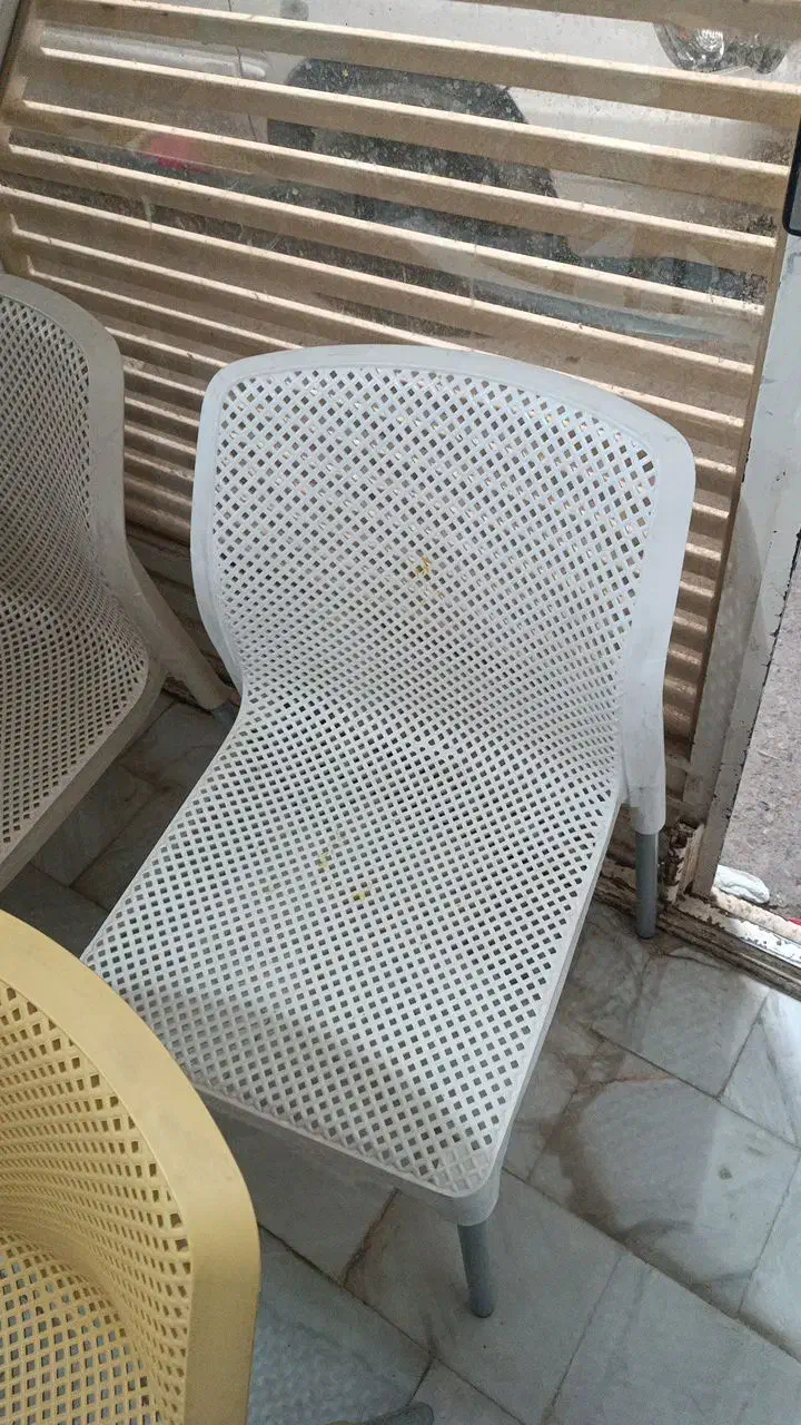 صندلی پلاستیکی|صندلی و نیمکت|قم, قلعه کامکار|دیوار