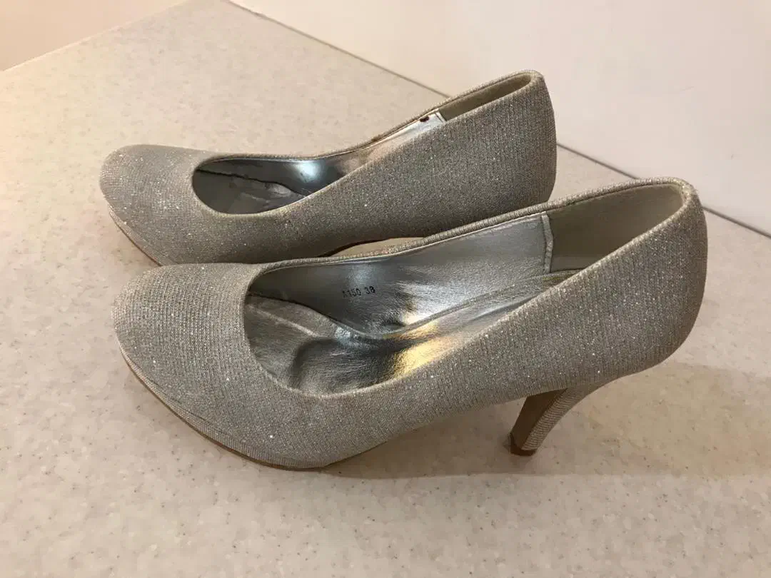 کفش مجلسی نقره ای اکلیلی زیبا در حد نو سایز ۳۸|کیف، کفش، کمربند|زنجان, |دیوار