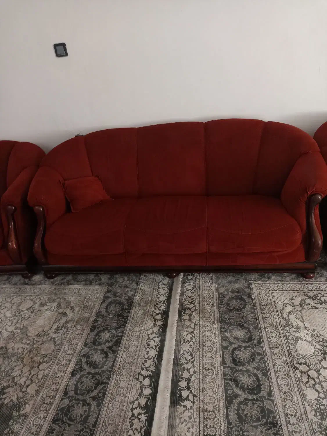 مبل تمیز فنر با میز عسلی میز وسط|مبلمان خانگی و میز عسلی|بومهن, |دیوار