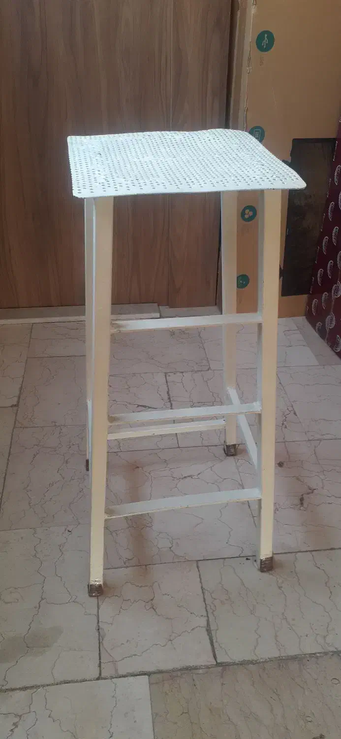 چارپایه|صندلی و نیمکت|ری, شهادت|دیوار