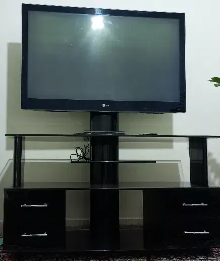 تلویزیون ۴۲ اینچ LG و میز ودستگاه دیجیتال|تلویزیون و پروژکتور|ایلام, |دیوار