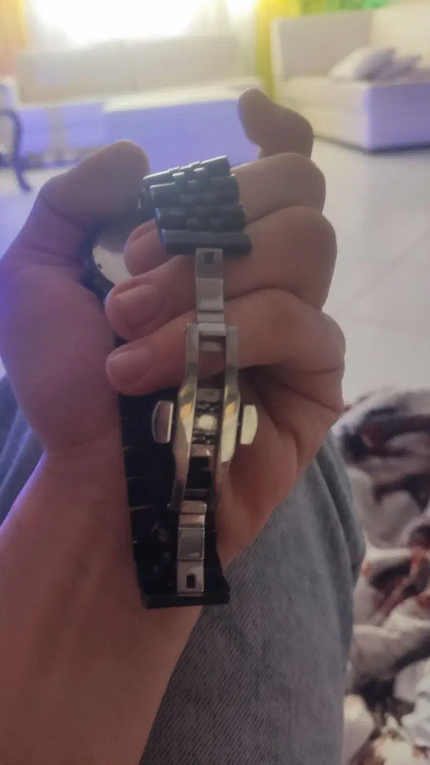 ساعت|ساعت|مشهد, وحید|دیوار