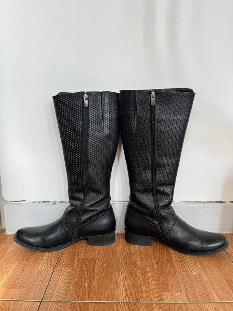 بوت چرم آفتاب|کیف، کفش، کمربند|کشاورز, |دیوار