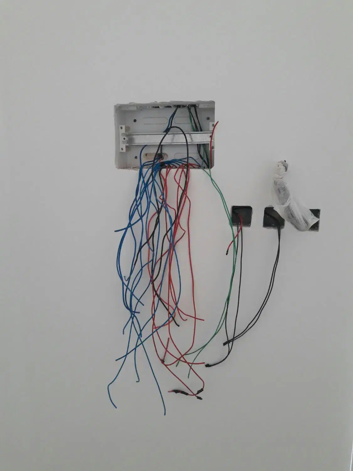 برق کار برقکار ساختمان برق کشی لاین نوری لاینر|خدمات پیشه و مهارت|ساوه, |دیوار