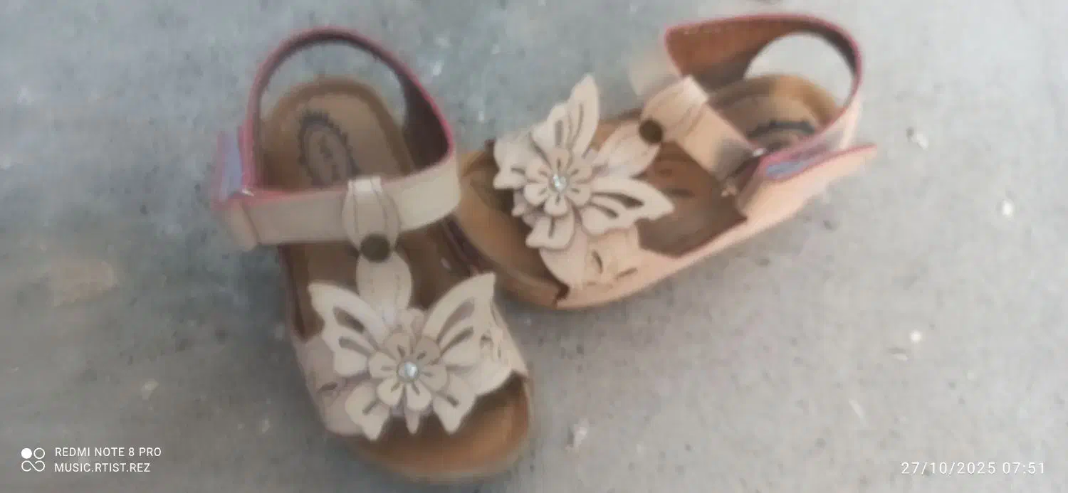 این یه جفت دمپایی خونه ما جامانده|اشیا|خوی, |دیوار