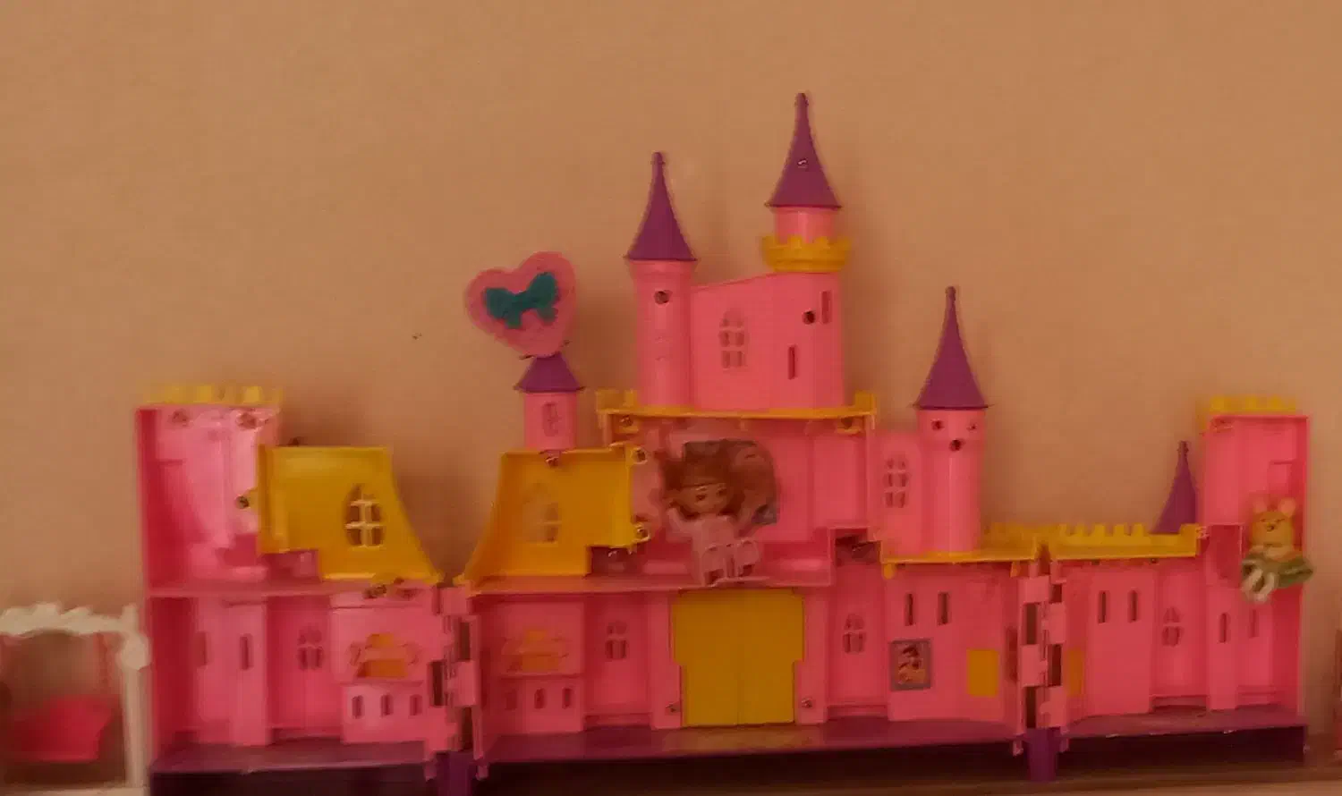 قصر فروزن|اسباببازی بچه|ساری, |دیوار