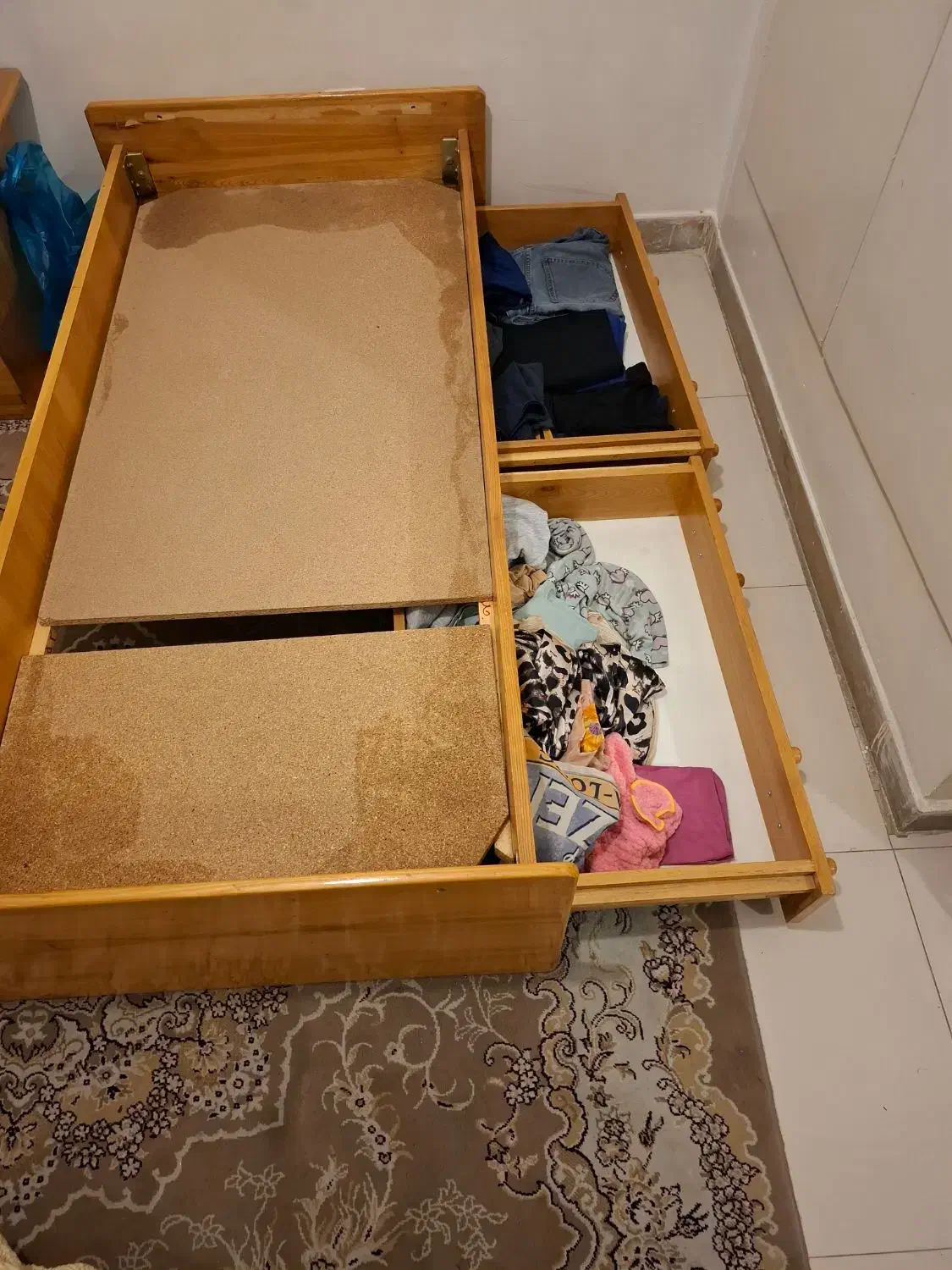 تخت وکمد چوب اصل در حد نو نو|تخت و سرویس خواب|تهران, جیحون|دیوار