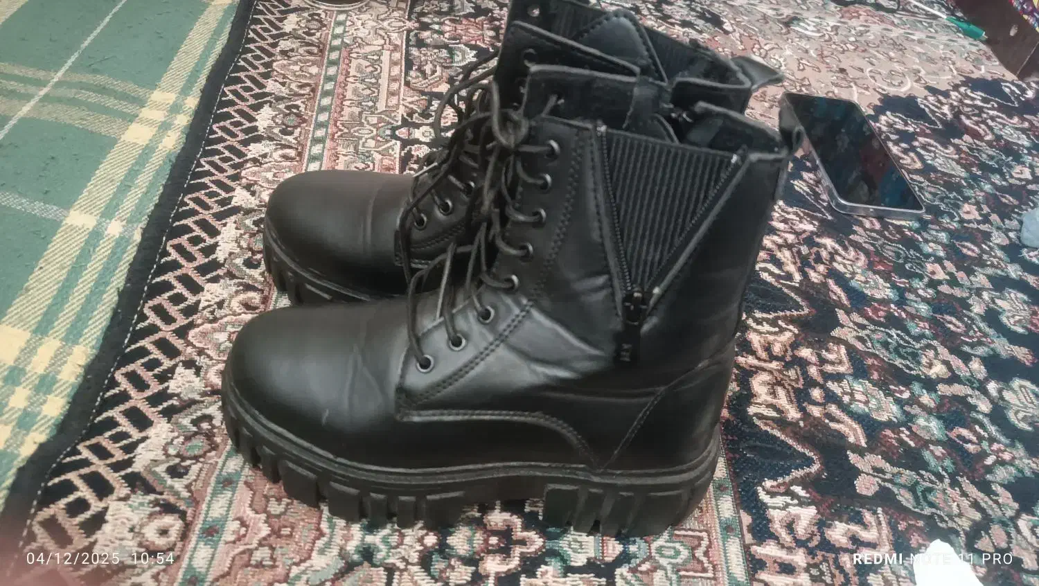 نیم بوت|کیف، کفش، کمربند|پیشوا, |دیوار