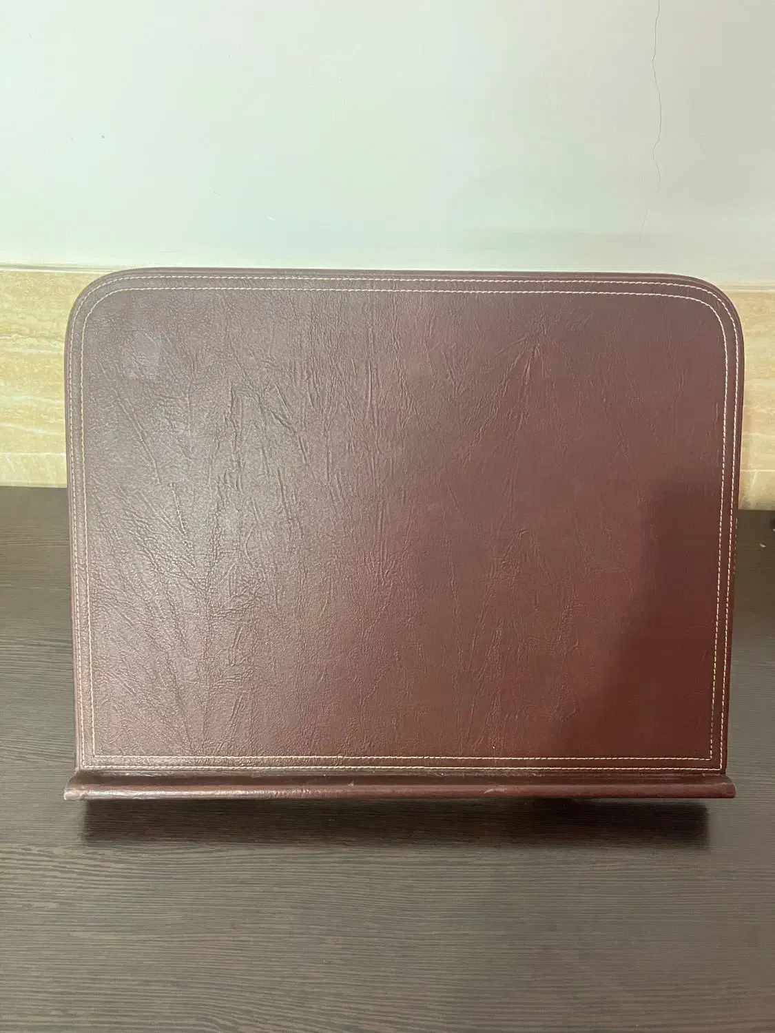 نگهدارنده کتاب(استند کاغذ) چرمی  قهوه‌ای / اصفهان|لوازم التحریر|اصفهان, گورت|دیوار