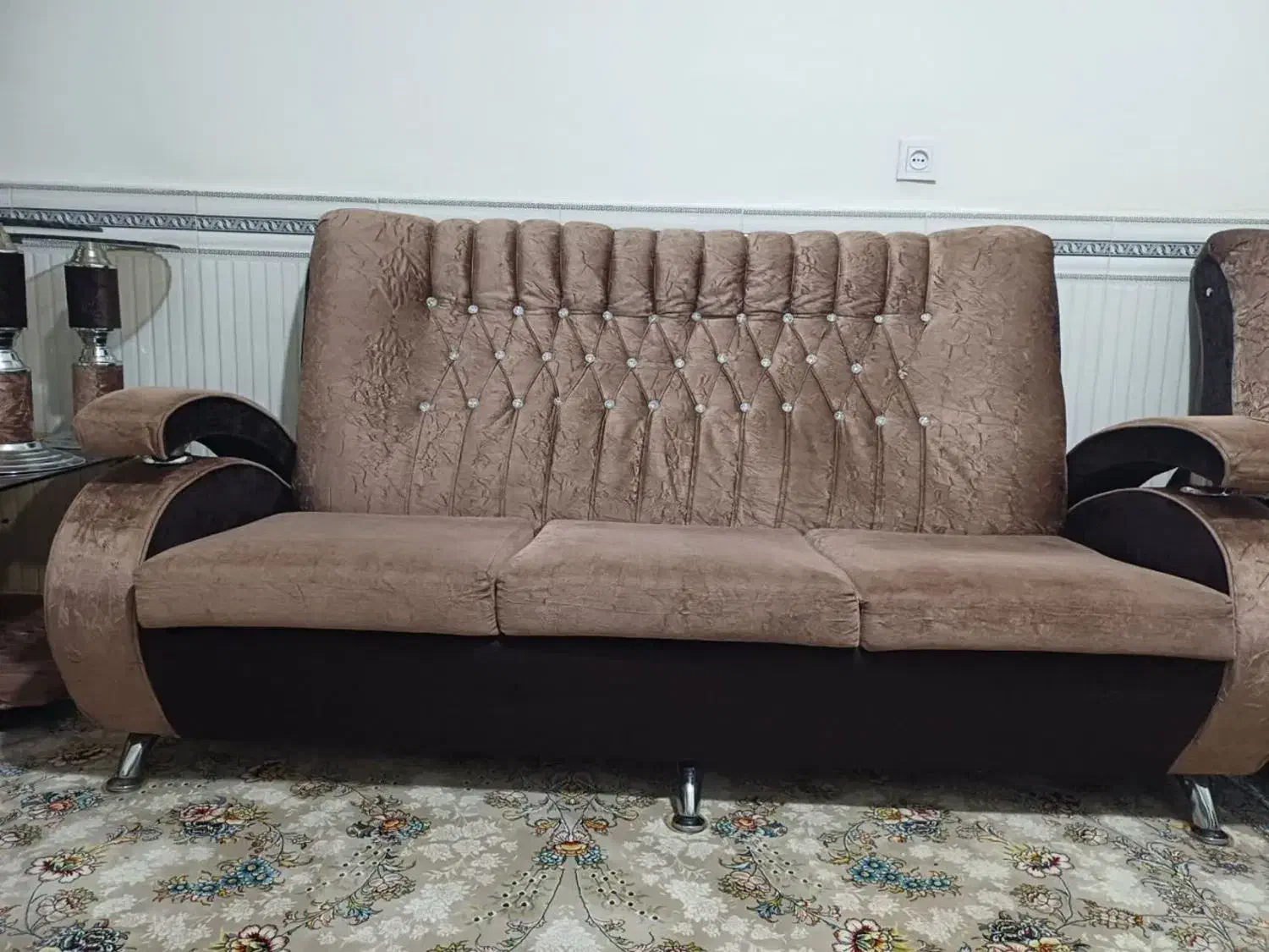 مبلمان ۷نفره با میز عسلی سالم تمیز|مبلمان خانگی و میز عسلی|قرچک, قشلاق جیتو|دیوار