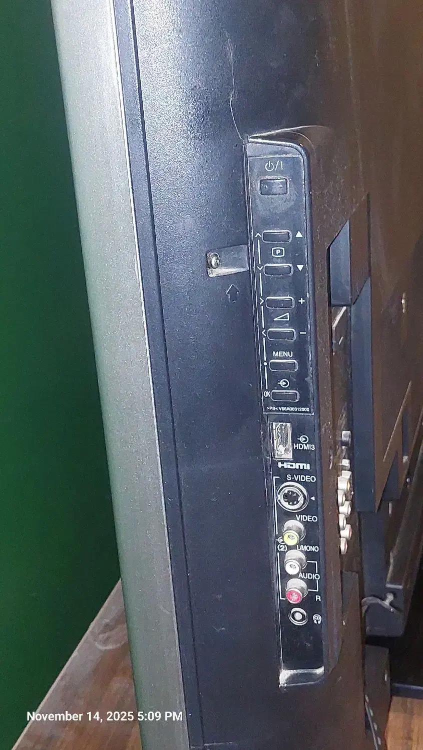 تلویزیونlcd توشیبا42اینچ|تلویزیون و پروژکتور|شیراز, شهرک آرین|دیوار