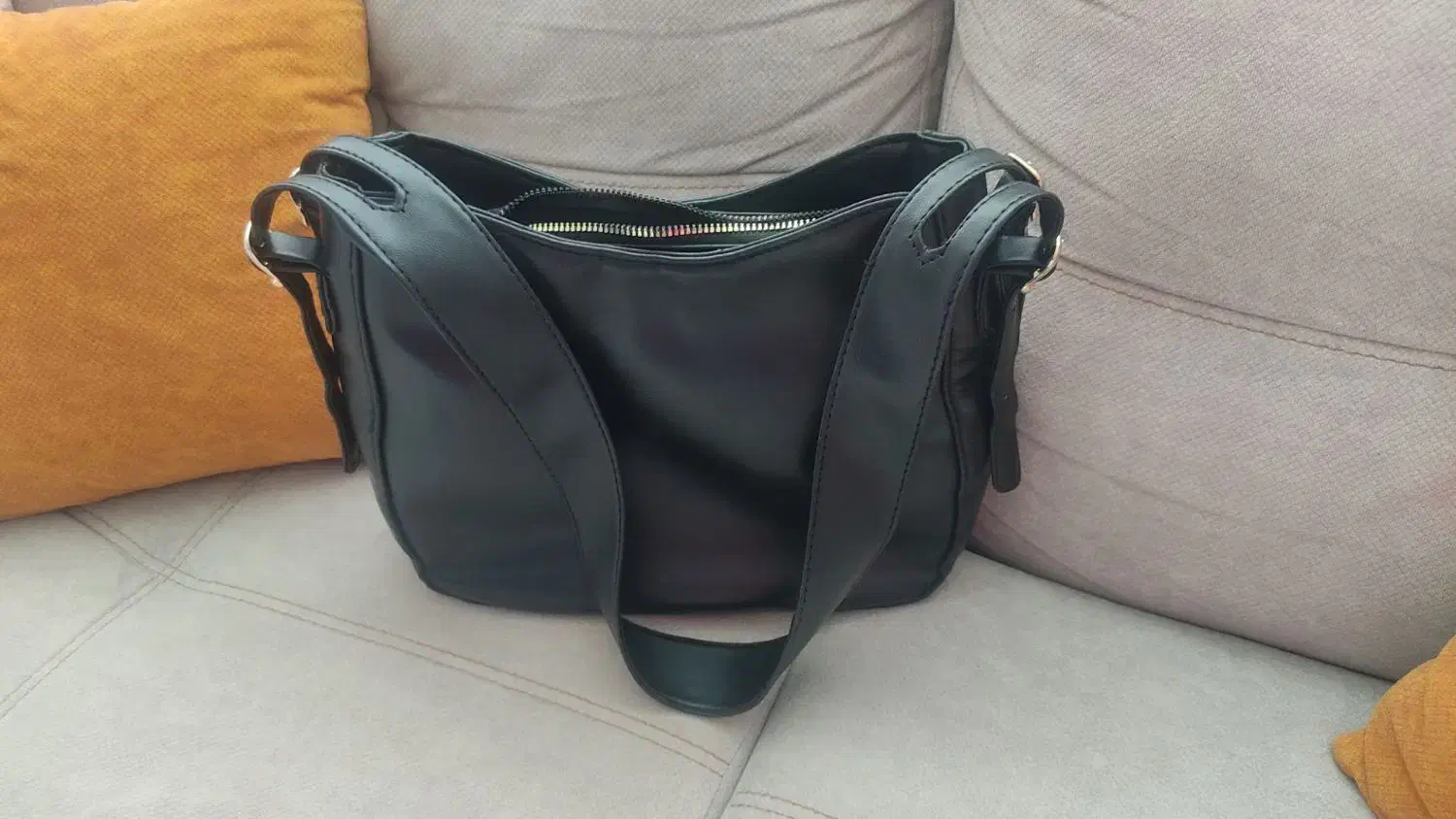 کیف|کیف، کفش، کمربند|گلبهار, شهر جدید گلبهار|دیوار