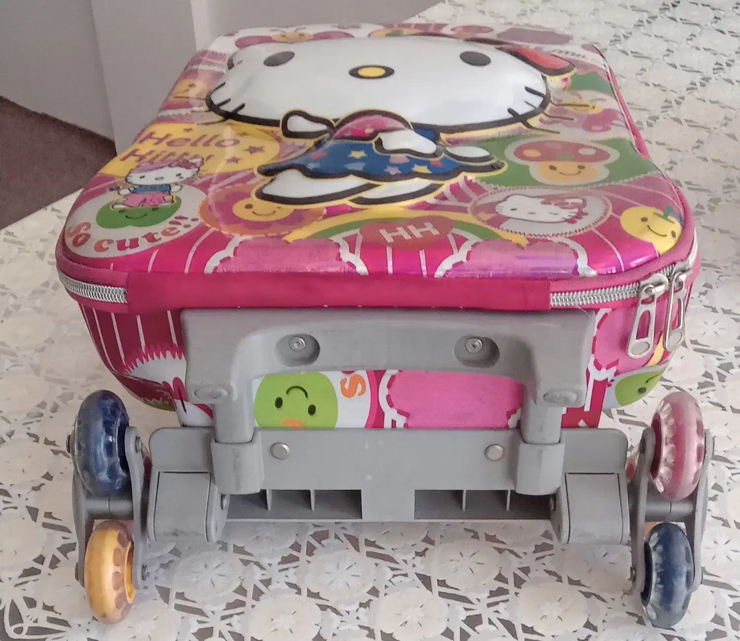 کیف مدرسه ابتدایی|کیف، کفش، کمربند|مهاباد (آذربایجان غربی), |دیوار