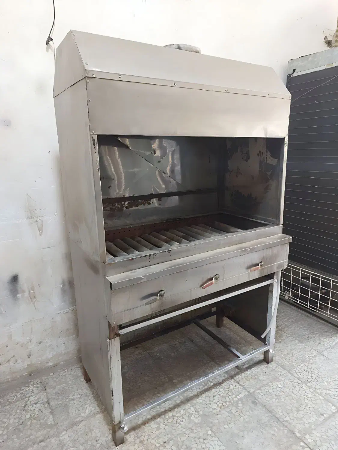 کباب پز صنعتی ۱۰۰سانتی همراه هود استیل و لوله ۵متر|کافیشاپ و رستوران|تهران, تهرانسر شرقی|دیوار