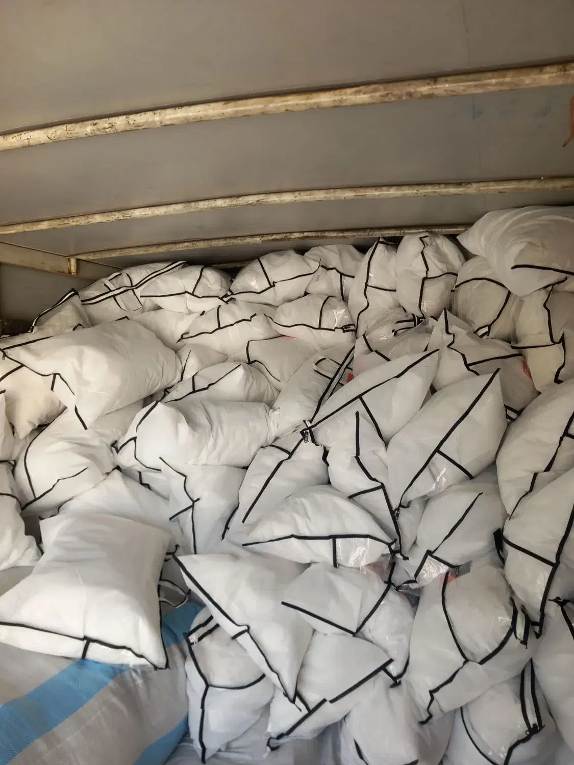 بالش کاور دار الیاف سفید|رختخواب، بالش، پتو|لنجان, |دیوار