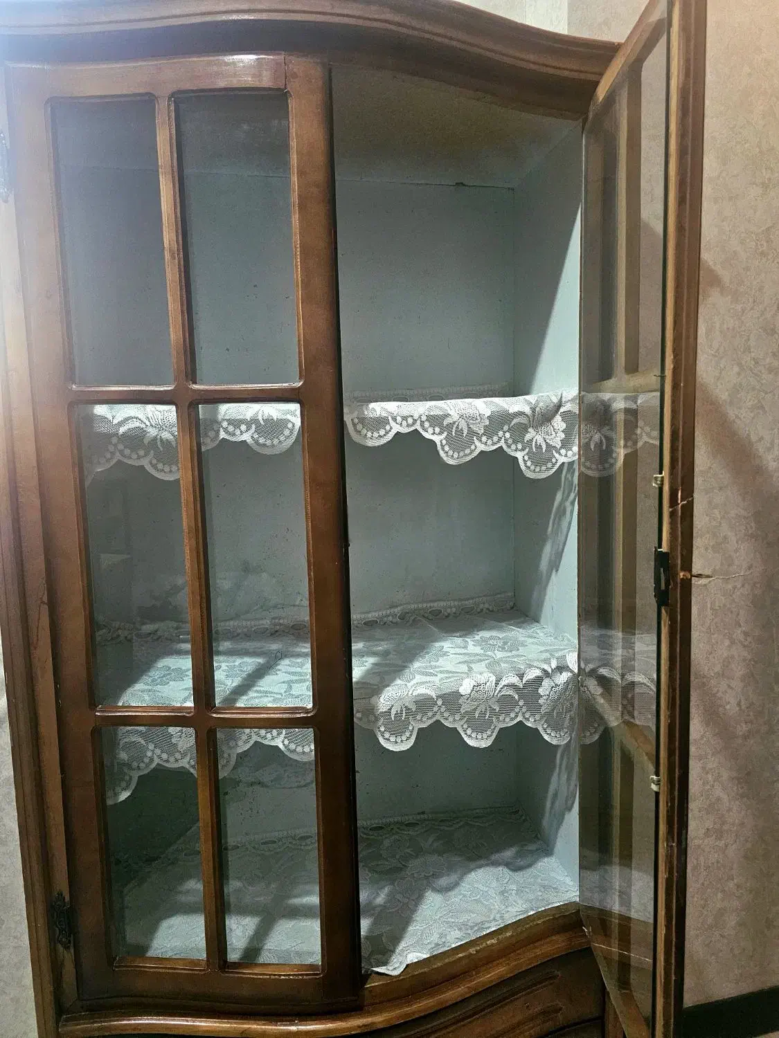 دکور کمدی چوبی شیشه‌ای دو درب با کشو|بوفه، ویترین، کنسول|اهواز, کیان اباد|دیوار
