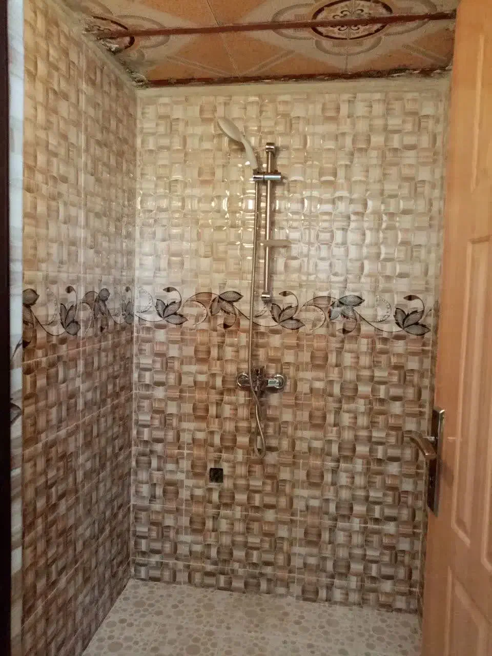 ساختمان مسکونی وپارکینگ تجاری جدااجاره داده میشود|اجارهٔ آپارتمان|فارسان, |دیوار