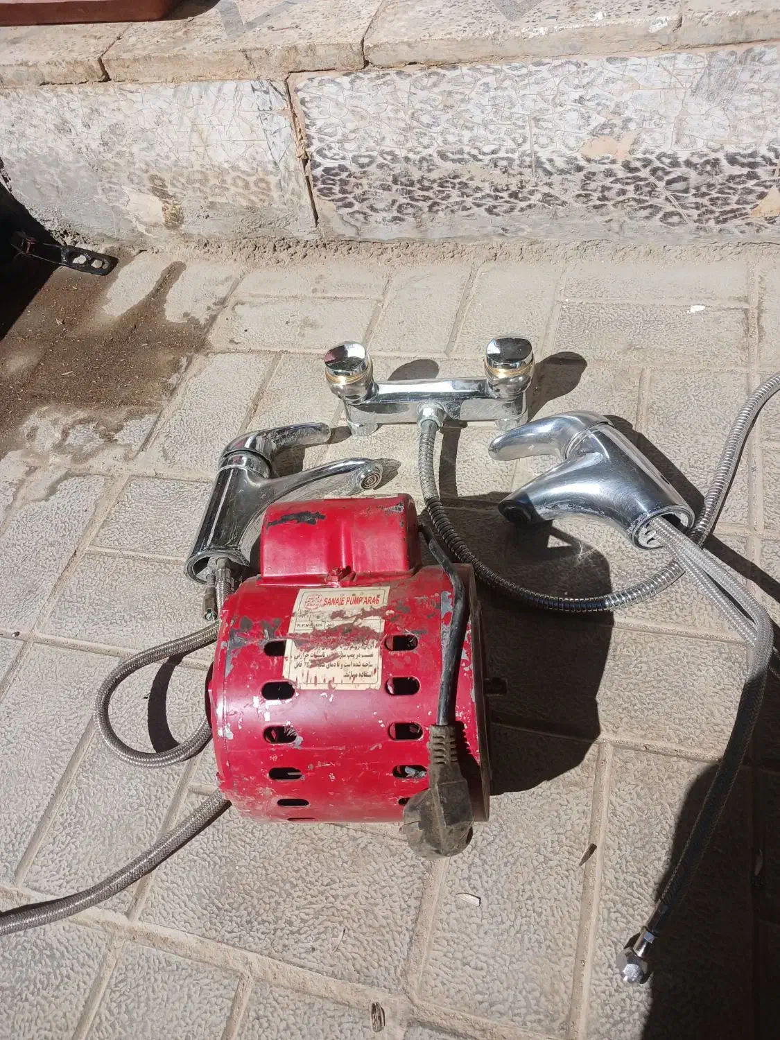 دینام موتورخانه و تعدادی شیر آلات|مصالح و تجهیزات ساختمان|زنده رود, |دیوار