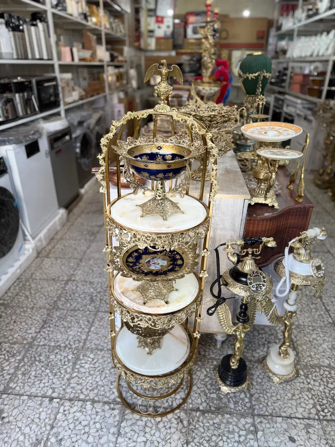 کنار سالنی برنز|کلکسیون اشیاء عتیقه|الیگودرز, |دیوار