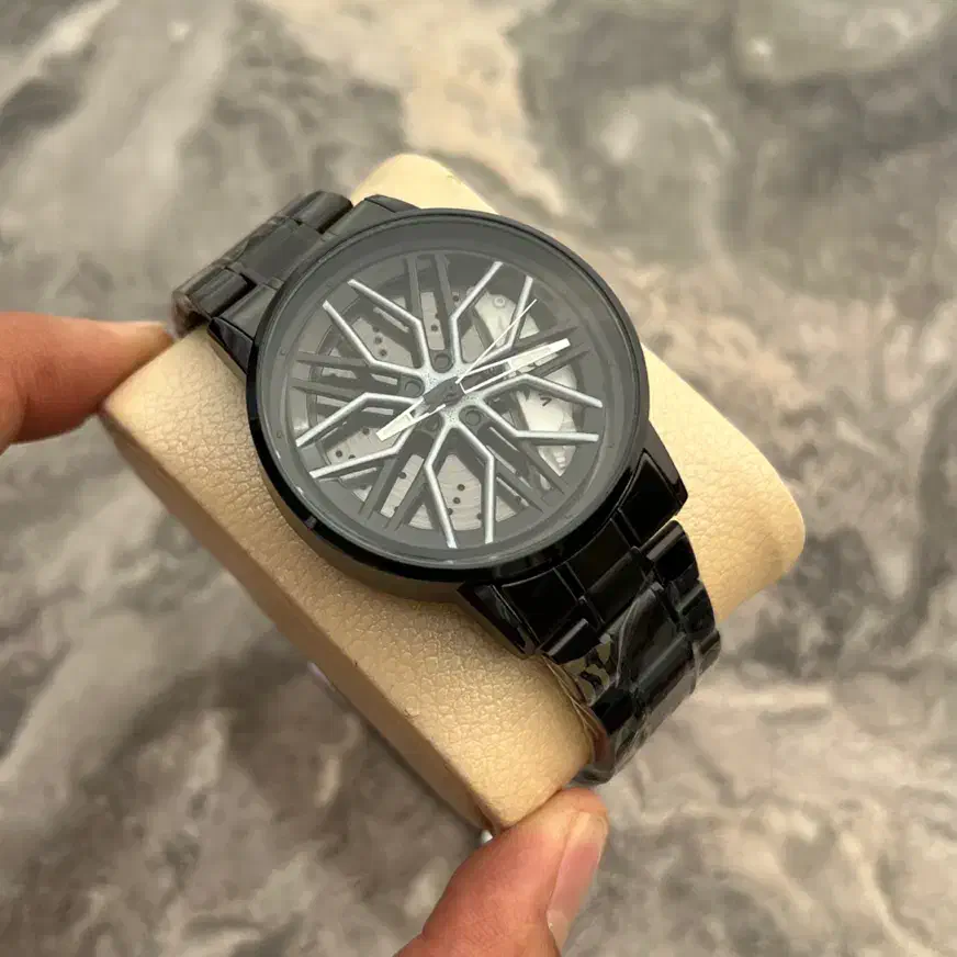 ساعت رینگی|ساعت|اصفهان, برازنده|دیوار