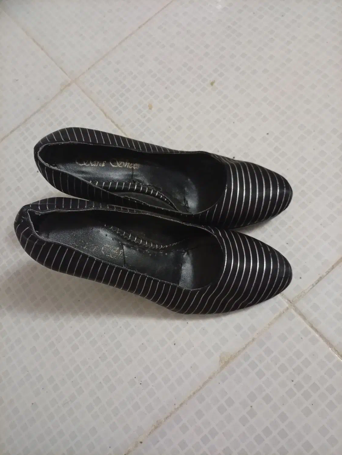 کفش نو|کیف، کفش، کمربند|قم, دروازه چوبی|دیوار