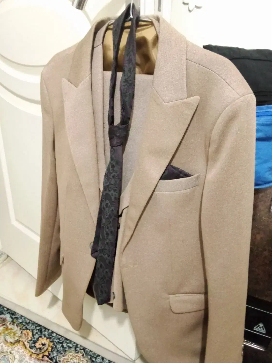 کت و شلوار|لباس|مشکیندشت, |دیوار