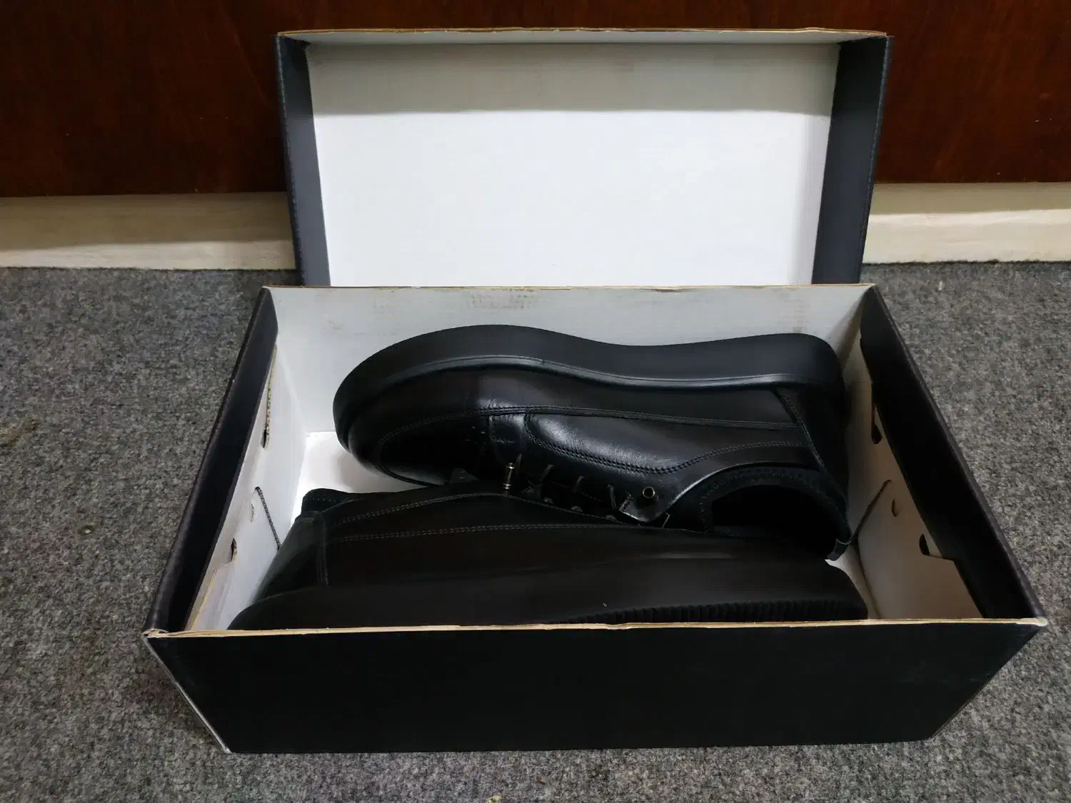 کفش کتونی/برند ریبورن/|کیف، کفش، کمربند|اندیشه, اندیشه فاز ۳|دیوار