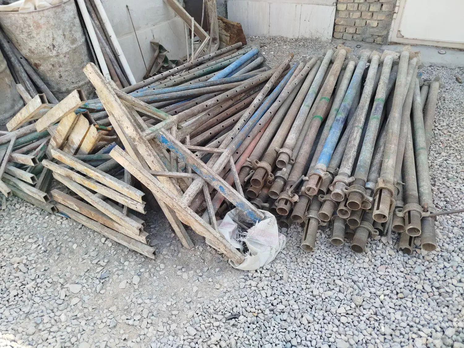 فرغون چهار پایه تخته قالب تخته بنایی|مصالح و تجهیزات ساختمان|یزد, |دیوار