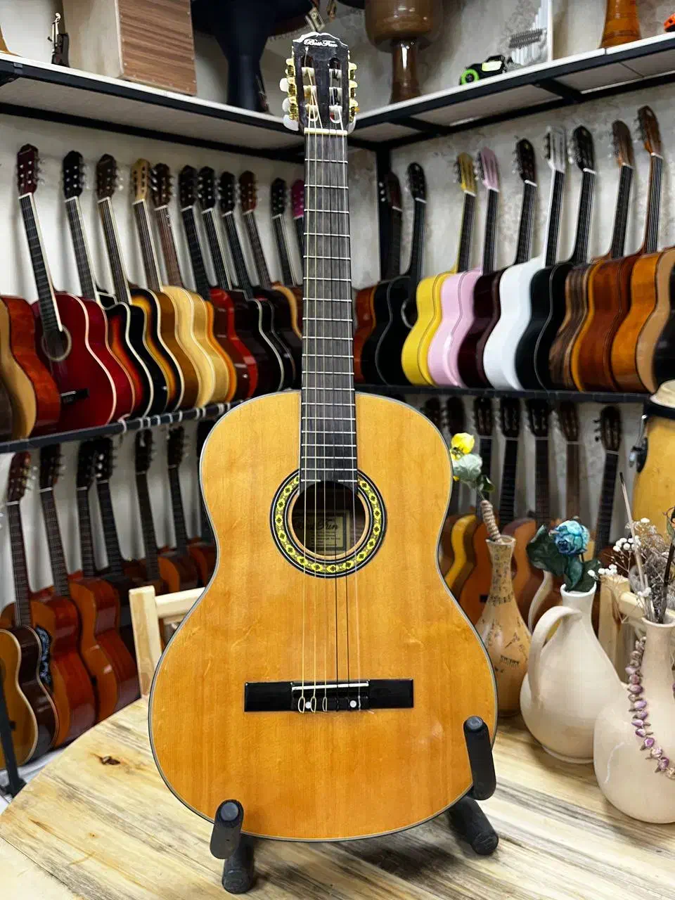 گیتار سالن کاشان|گیتار، بیس، امپلیفایر|کاشان, میدان کهنه|دیوار