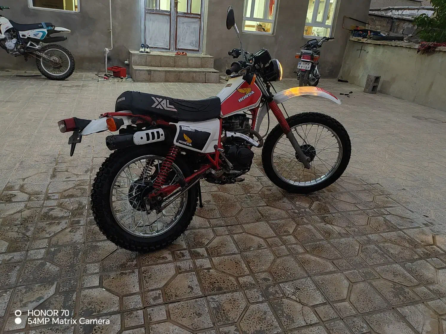 ایکس ال ژاپن|موتورسیکلت|گچی, |دیوار