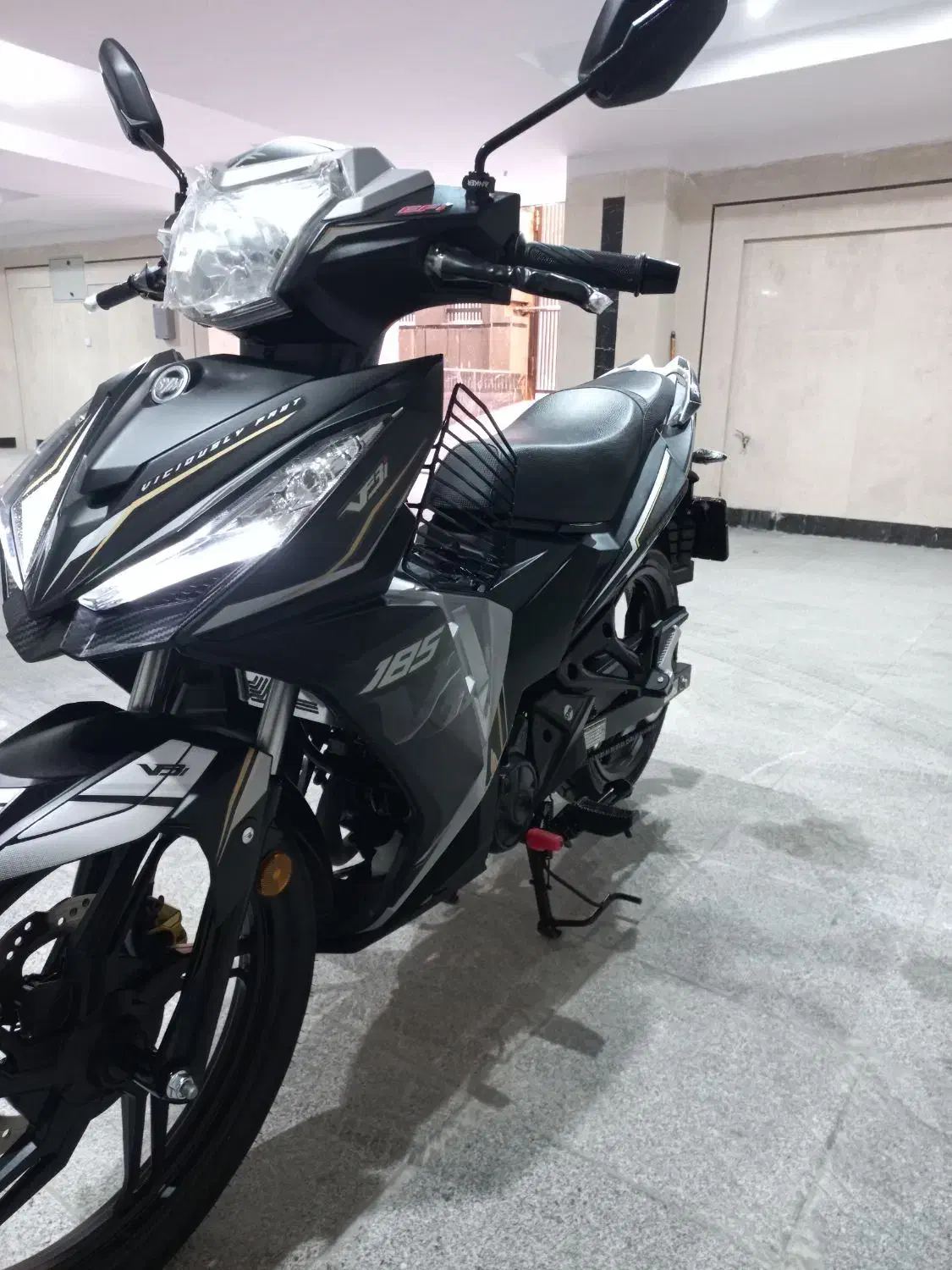 لاکی ۱۸۵|موتورسیکلت|رباط‌کریم, رباط‌کریم|دیوار