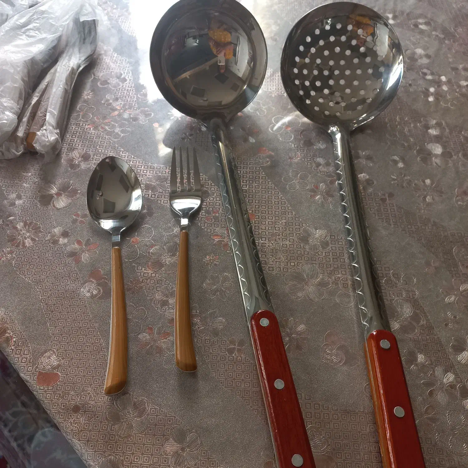 کفیگر و ملاقه و یک دست قاشق چنگال استیل طرح چوب|ظروف پختوپز|تهران, نیروی هوایی (پیروزی)|دیوار