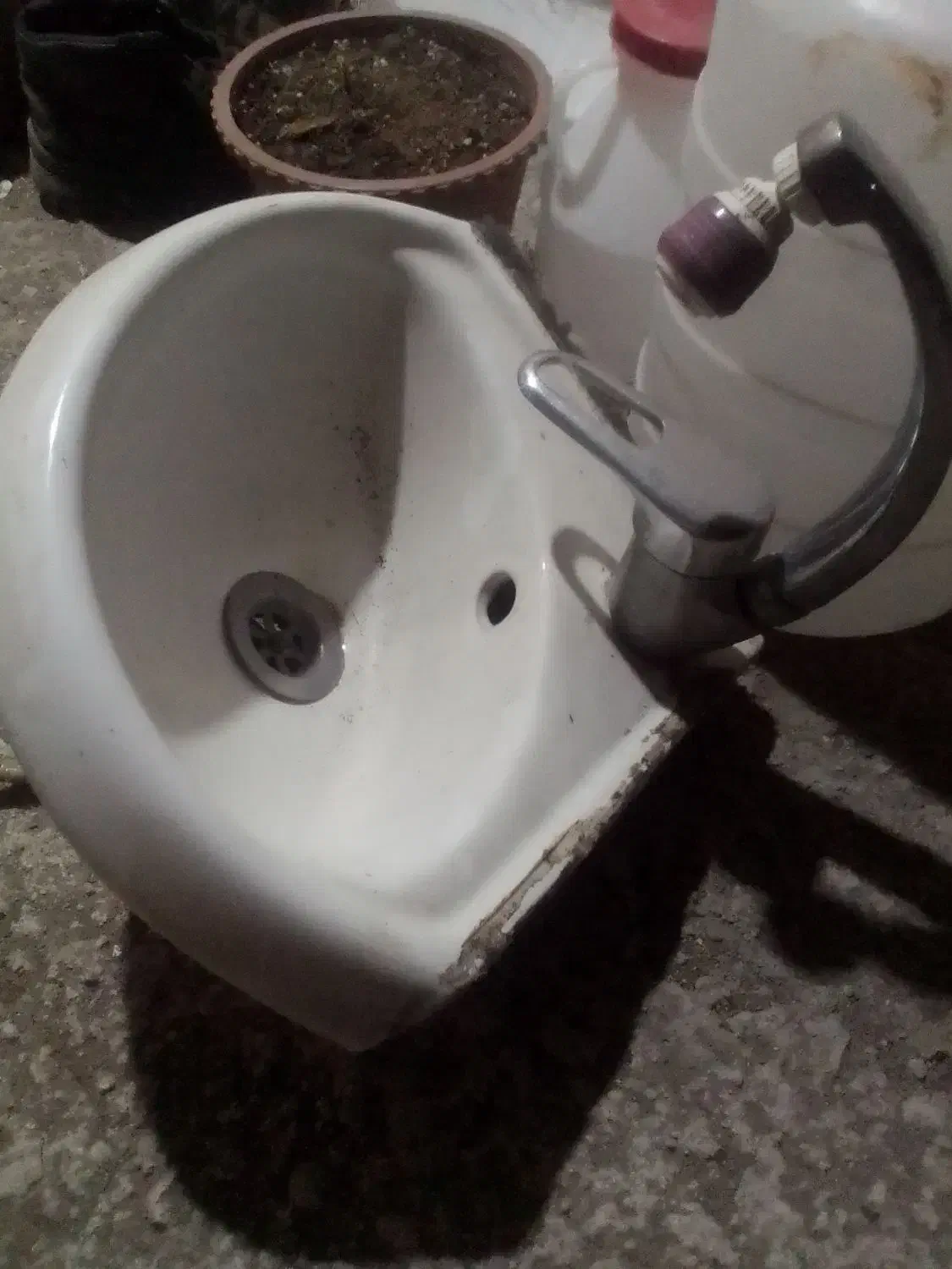 روشویی سه گوش کم جا با شیر|لوازم سرویس بهداشتی|آستارا, |دیوار