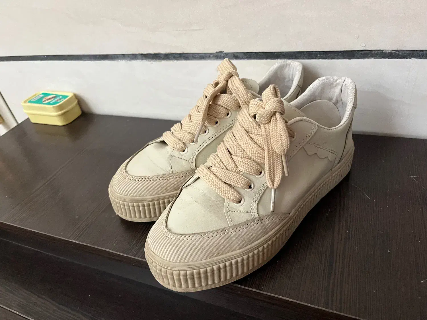 کتونی|کیف، کفش، کمربند|اقبالیه, |دیوار