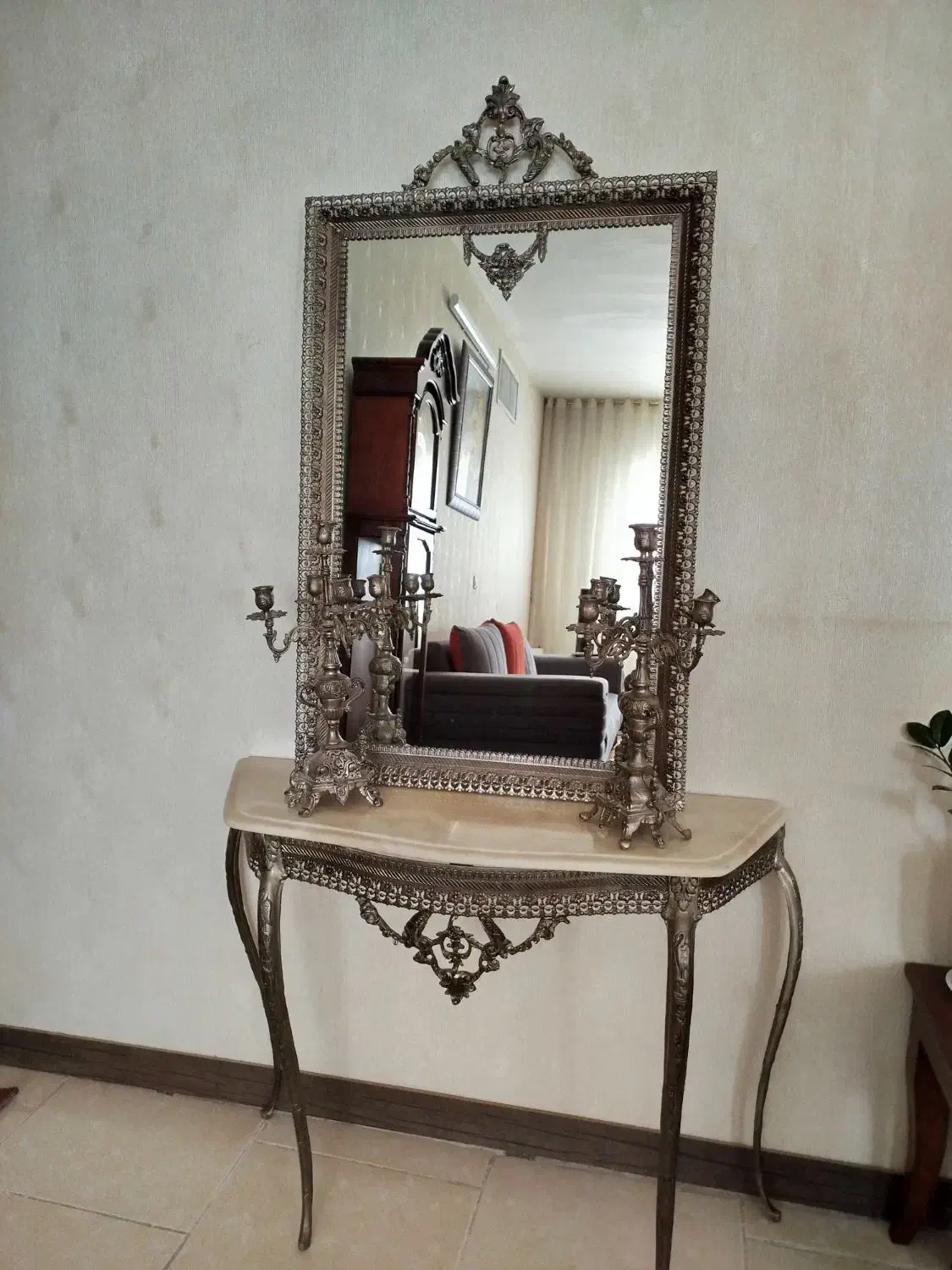 آینه و شمعدان|آینه|گلبهار, شهر جدید گلبهار|دیوار