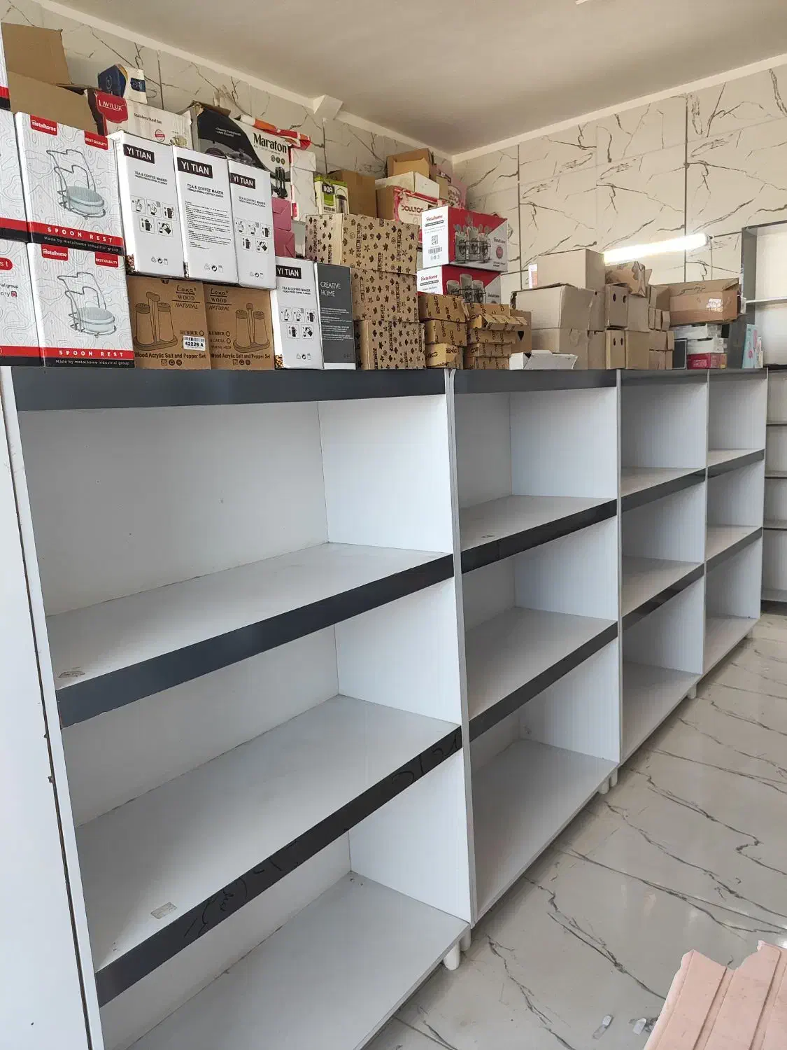 قفسه|کتابخانه، شلف، قفسه‌های دیواری|تربت‌حیدریه, پایانه مسافربری تربت حیدریه|دیوار