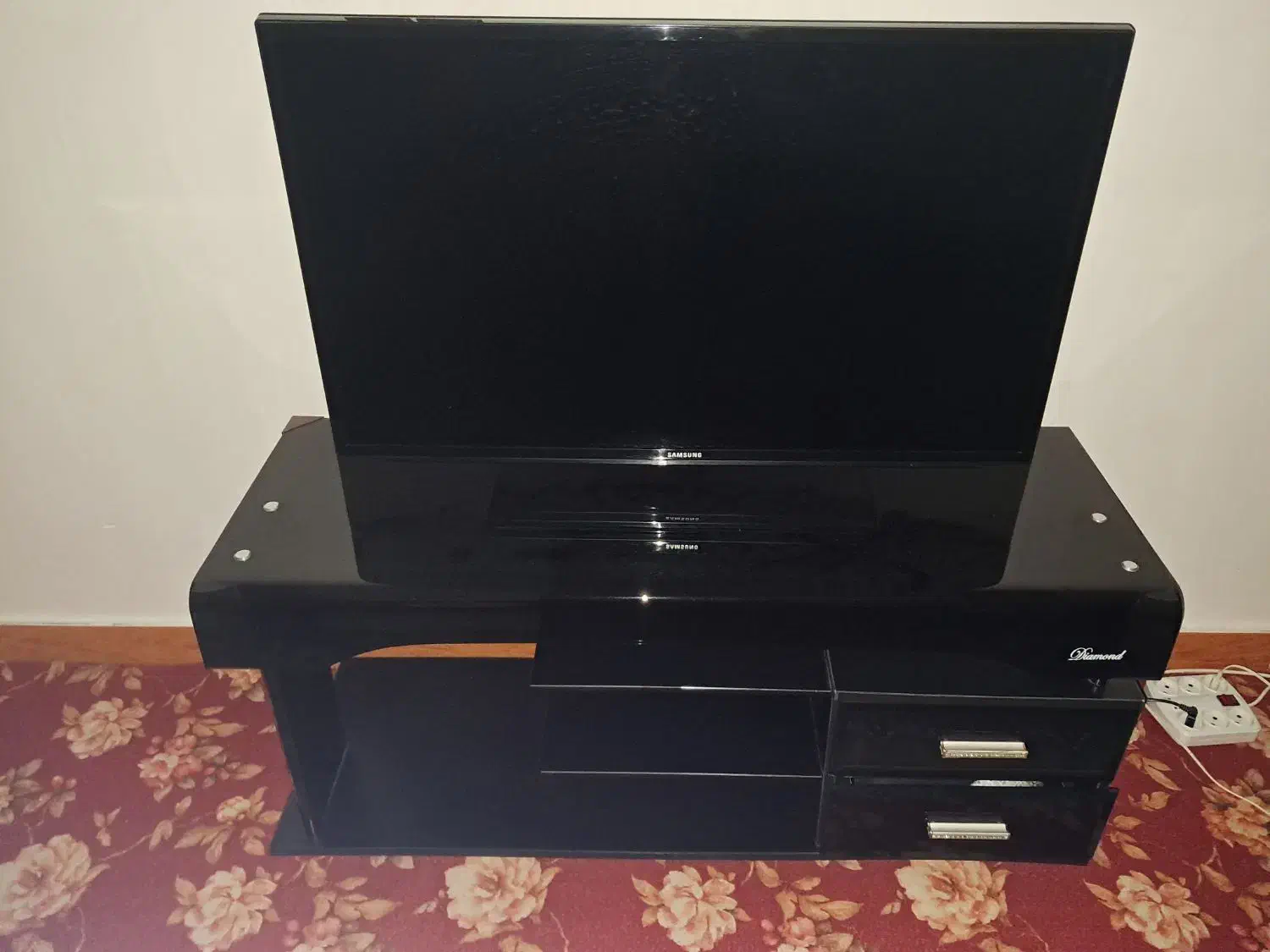 فروش تلویزیون ۴۰ اینچ سامسونگ به همراه میز|تلویزیون و پروژکتور|صومعهسرا, |دیوار