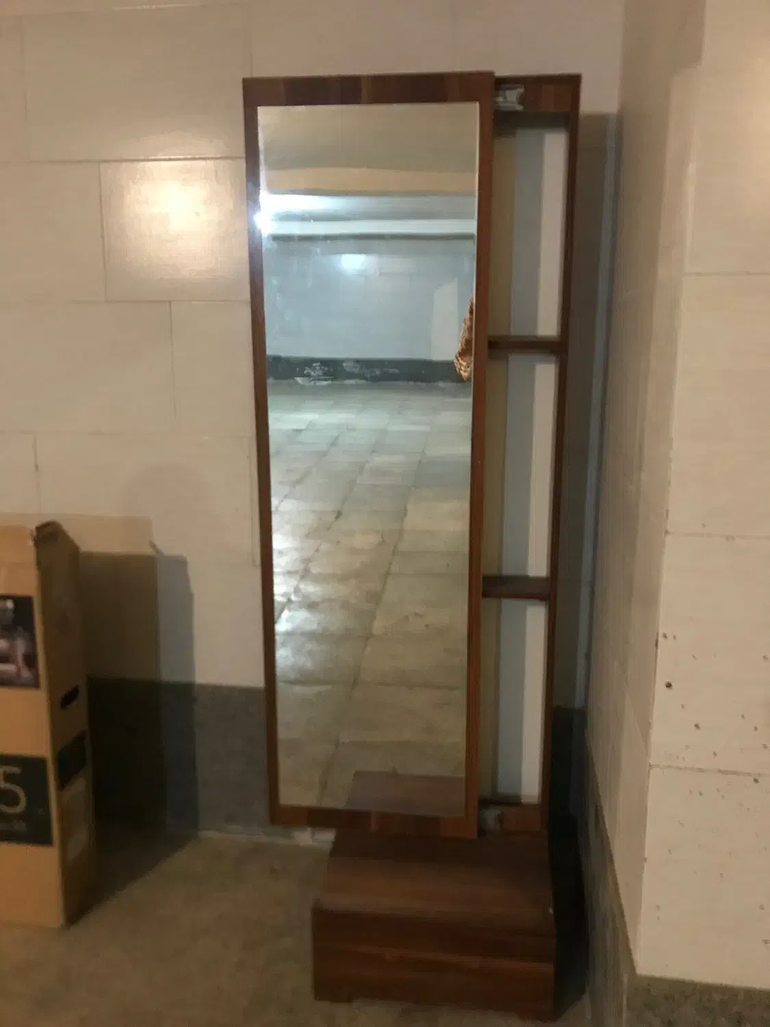 آینه قدی و جای لوازم آرایشی|مبلمان خانگی و میز عسلی|رودهن, |دیوار