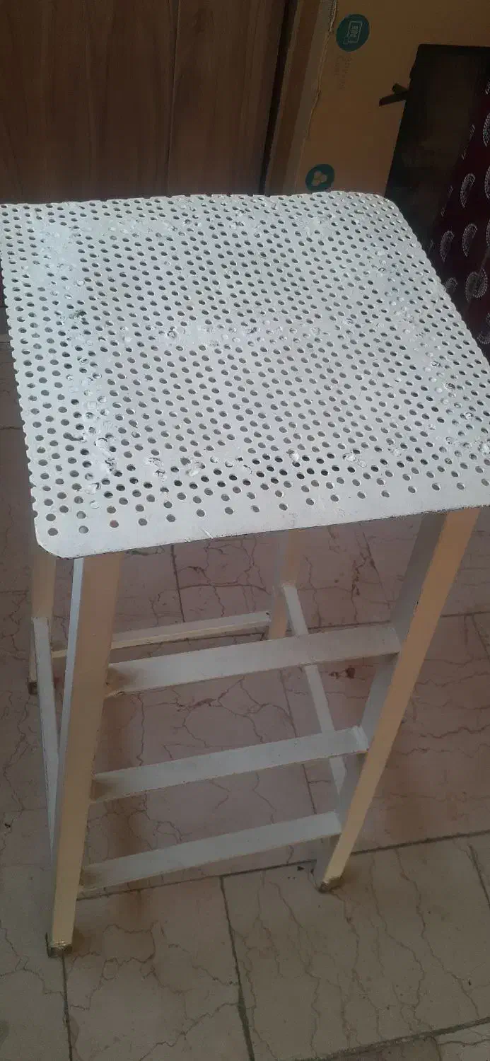 چارپایه|صندلی و نیمکت|ری, شهادت|دیوار