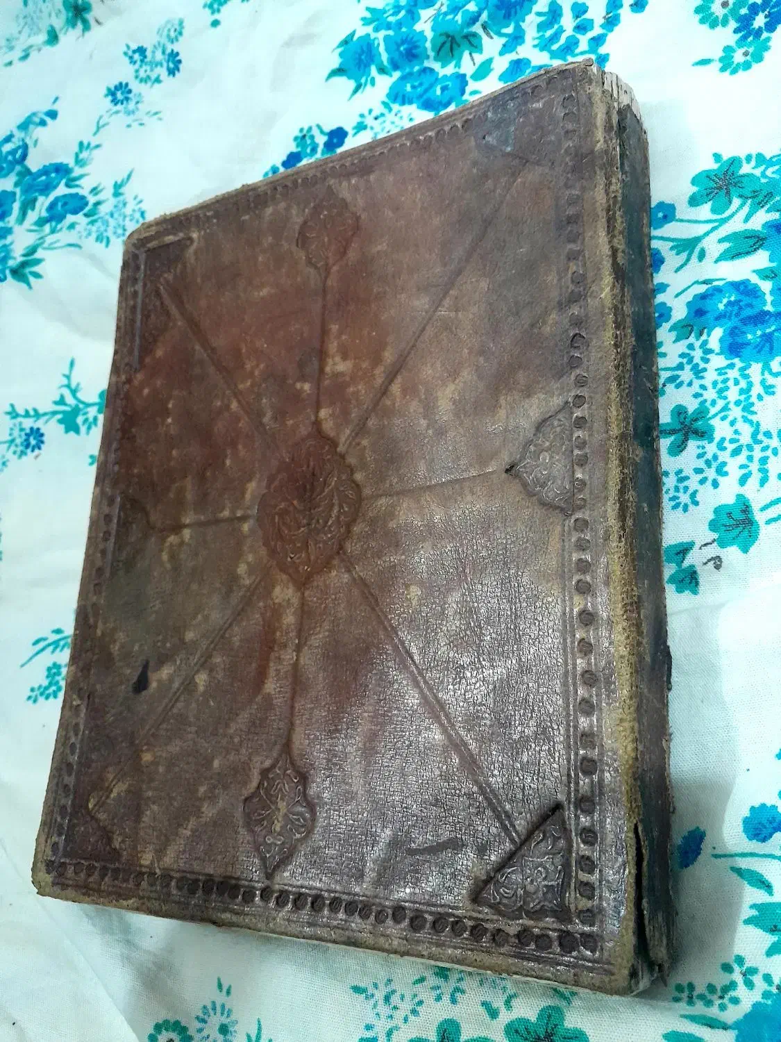 کتاب خطی زیبا|کتاب و مجله تاریخی|اهواز, گلستان|دیوار