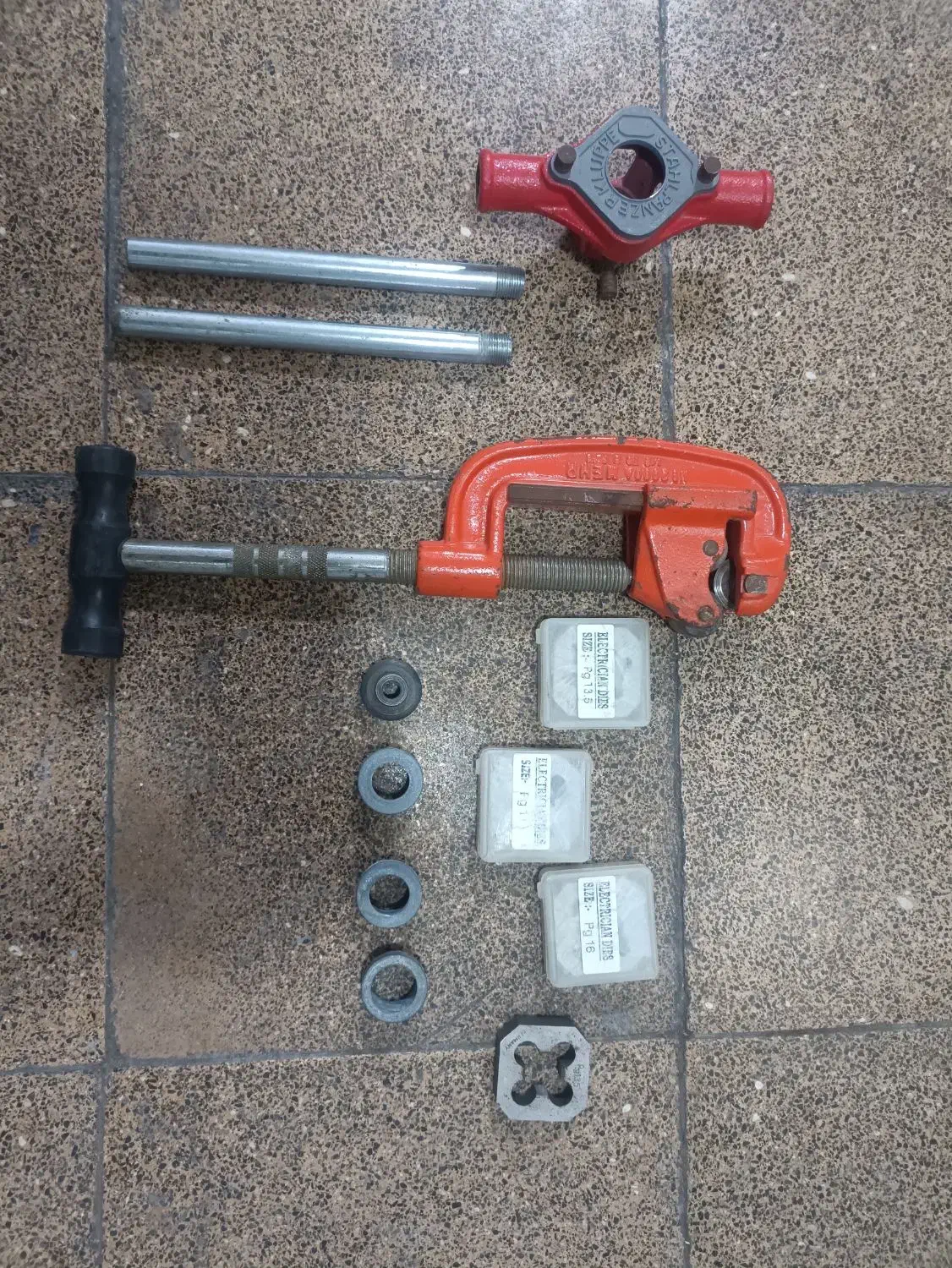 حدیده وقلاویزوگیره آلمانی|ابزارآلات|مشهد, کوشش|دیوار