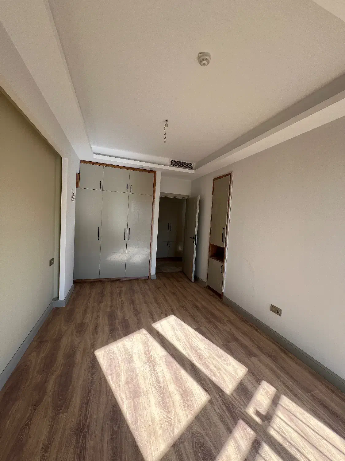 ۱۰۵ متر۲ خواب نوساز فرعی بلوار کاوه ورودی لابی