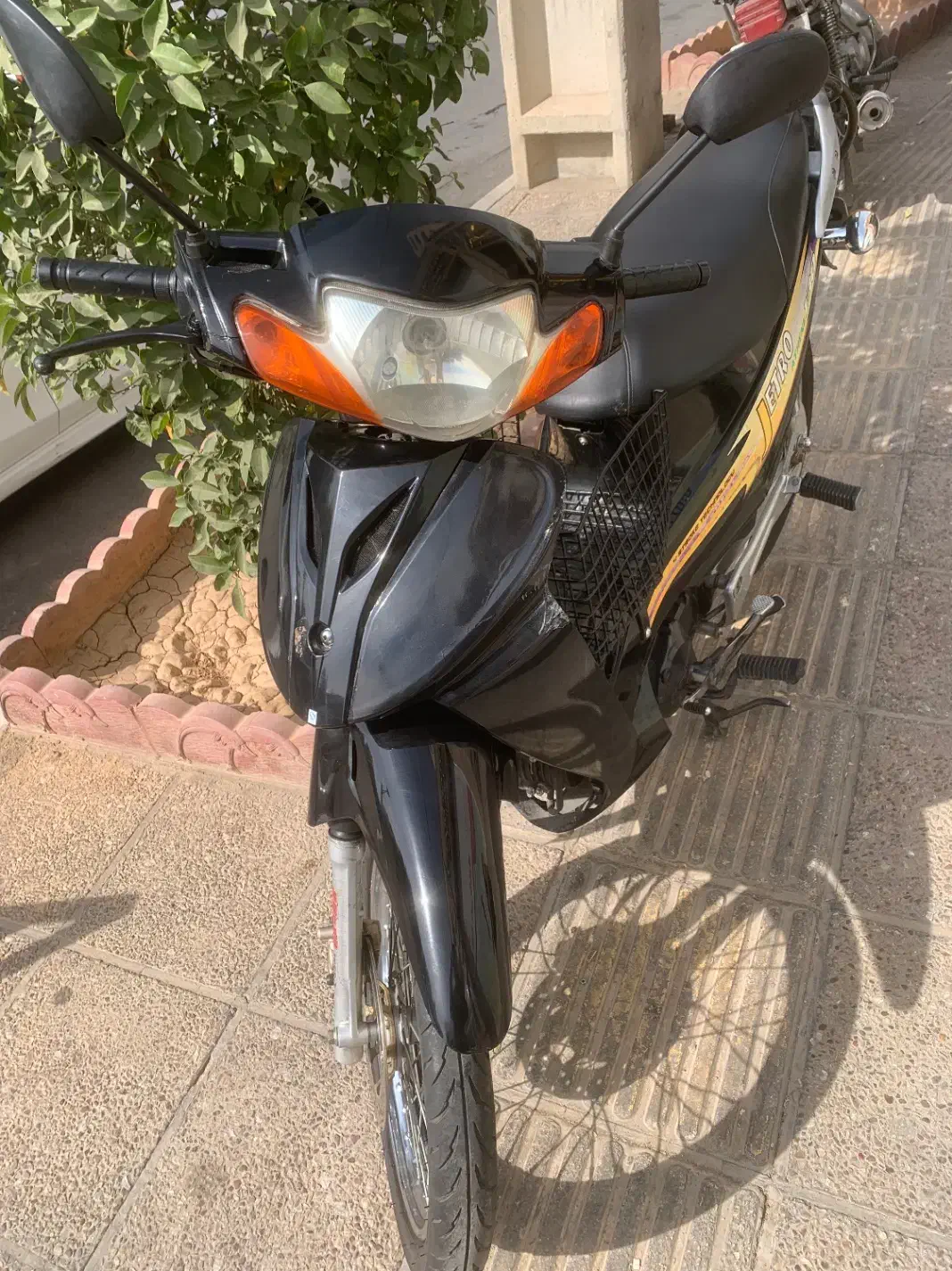 موتور سیکلت ویو جترو زیر خاکی مشابه نو|موتورسیکلت|شیراز, قلعه شاهزاده بیگم|دیوار