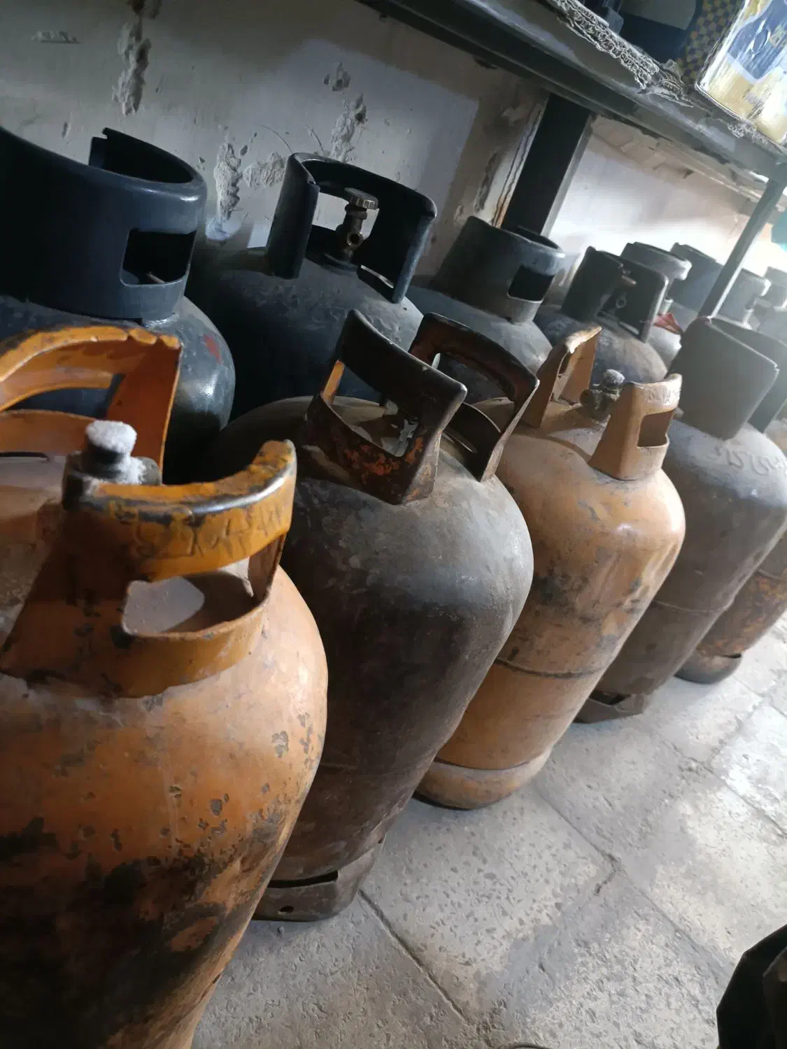 کپسول زرد. و سیاه فروشی|ابزارآلات|سراوان, |دیوار