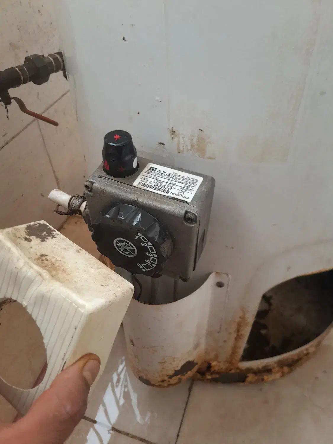 آب گرم کن (کمی نشتی  داره)|آبگرمکن، پکیج، شوفاژ|بندر ماهشهر, |دیوار