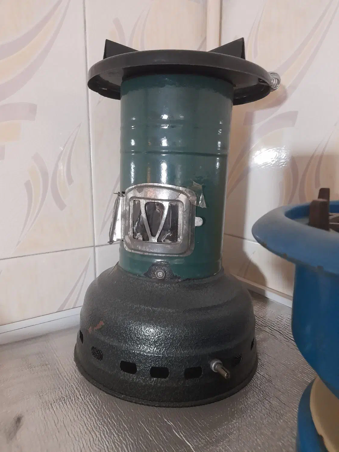 چراغ سه فیتیله ای و والر|کلکسیون اشیاء عتیقه|قم, چهار مردان|دیوار