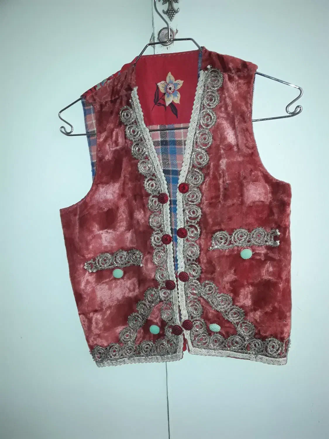 جلیقه بچگانه قدیمی|کلکسیون اشیاء عتیقه|اصفهان, درب کوشک|دیوار