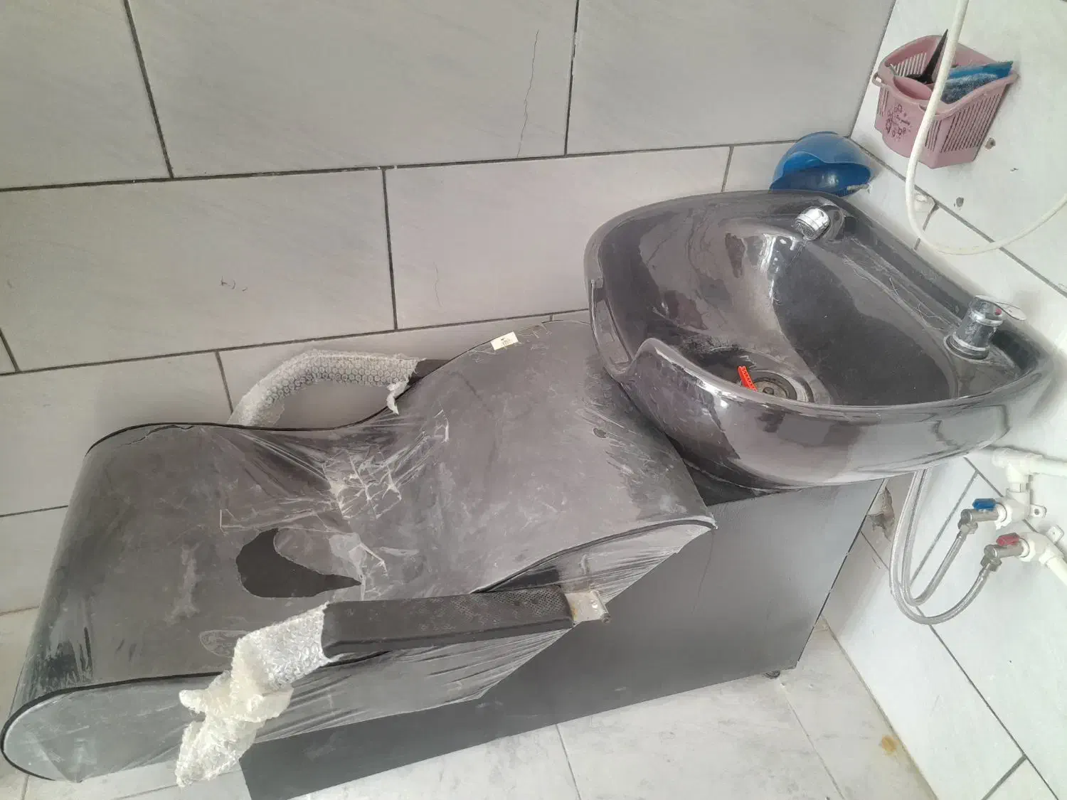 لوازم ارایشگری وسالن|آرایشگاه و سالن‌های زیبایی|بروجن, |دیوار