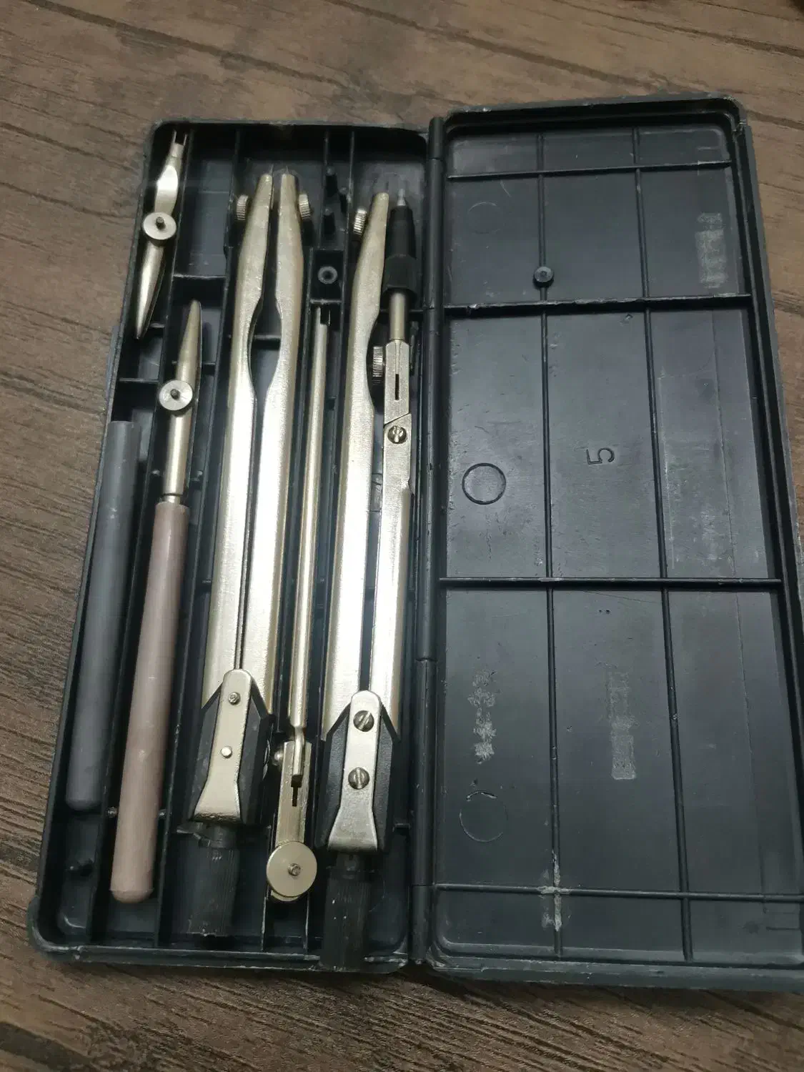 پرگار اصل روس|کلکسیون اشیاء عتیقه|همدان, |دیوار