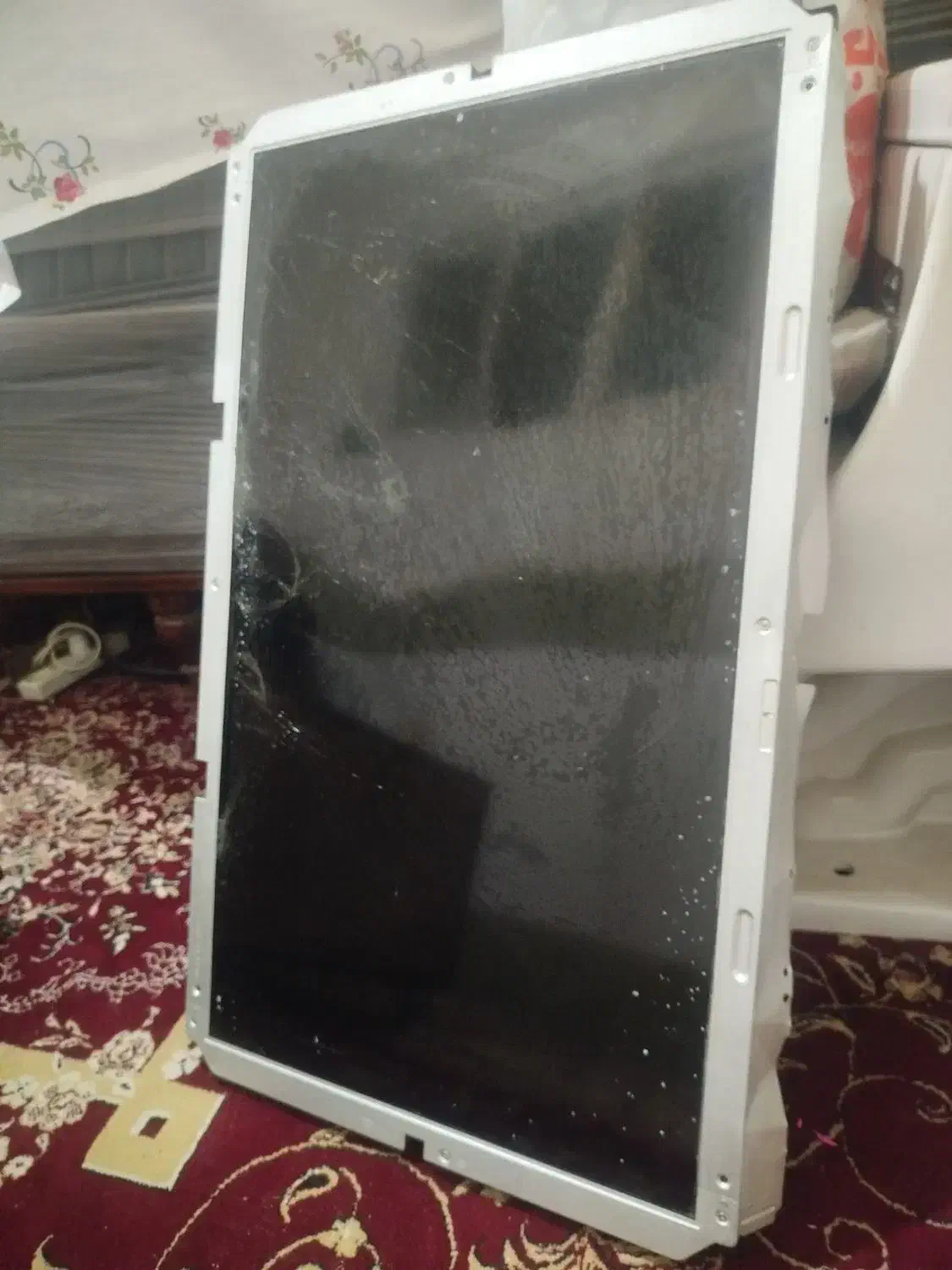 یک عدد تلویزیون شکسته فقط۳۰۰|تلویزیون و پروژکتور|قم, شاه ابراهیم|دیوار